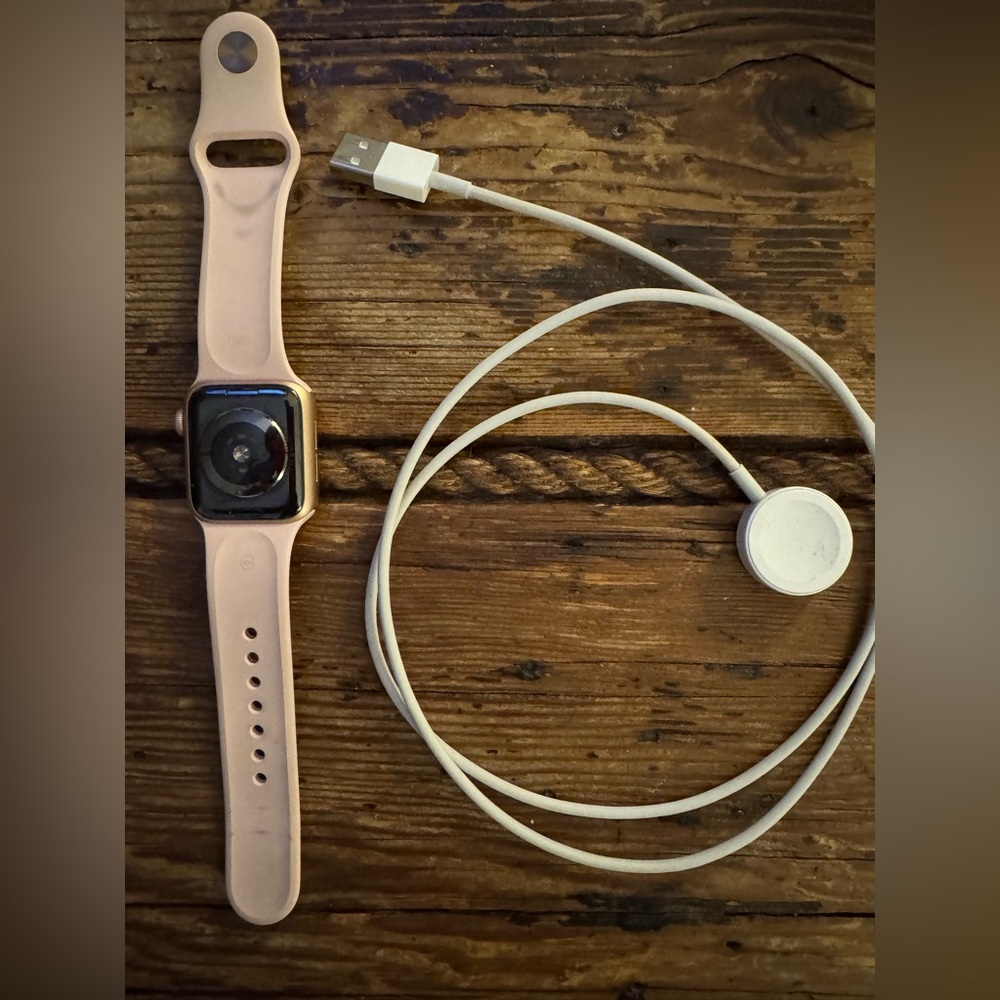 Apple Watch Series 4 40MM Rose Gold + charger + Heyday faux leather strap - Picture 5 of 10